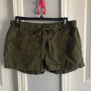 Cute safari style army green low rise shorts